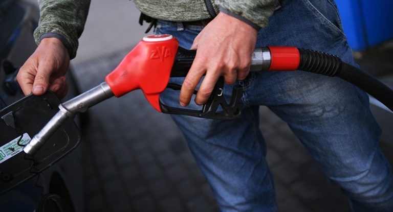 واکنش منفی مقامات و کارشناسان به افزایش ناگهانی قیمت بنزین