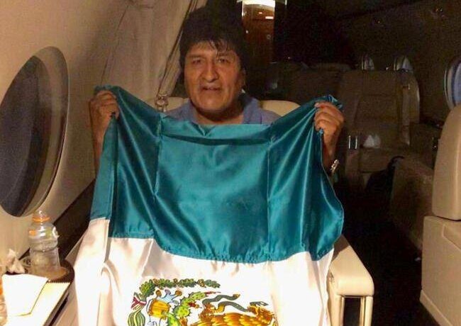 لحظه فرار مورالس از رییس جمهور بولیوی از کشور + عکس