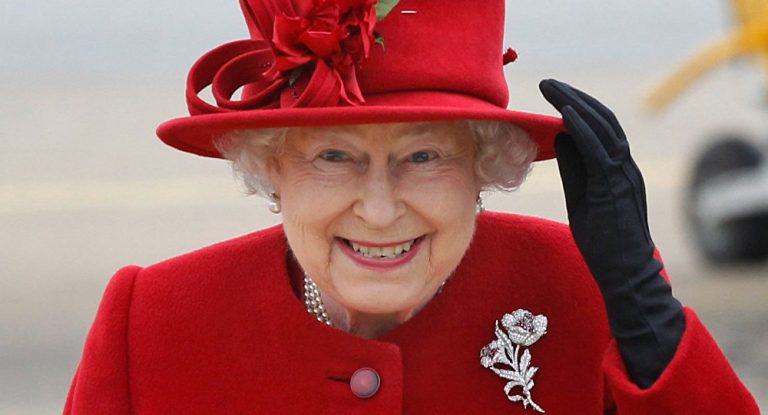 ملکه بریتانیا از قدرت کناره گیری می کند