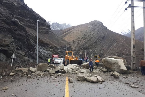 جاده چالوس به دلیل ریزش کوه بسته شد