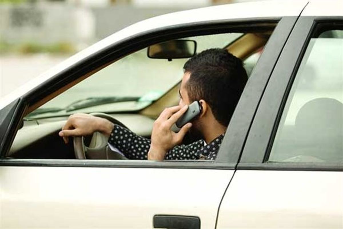 ممنوعیت استفاده از تلفن همراه و هندزفری هنگام رانندگی