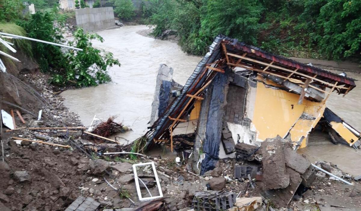 خسارت مناطق سیل زده مازندران توسط دولت جبران می شود