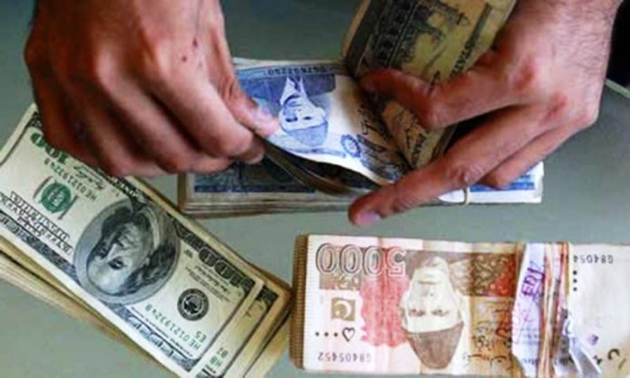راه حل پاکستان برای مقابله با پول تقلبی؛ چاپ اسکناس پلاستیکی