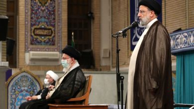 رهبر انقلاب بر پیکر رئیس‌جمهور شهید و همراهانش نماز اقامه می‌کنند