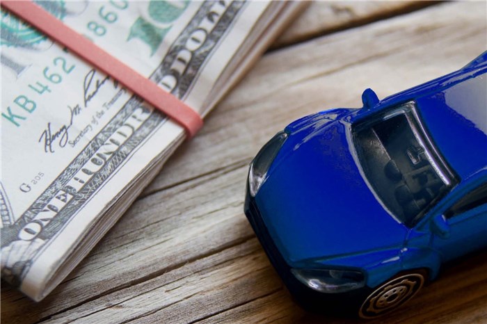 تناقض خودروسازان؛ دلار می‌گیرند ولی دلار ندارند!