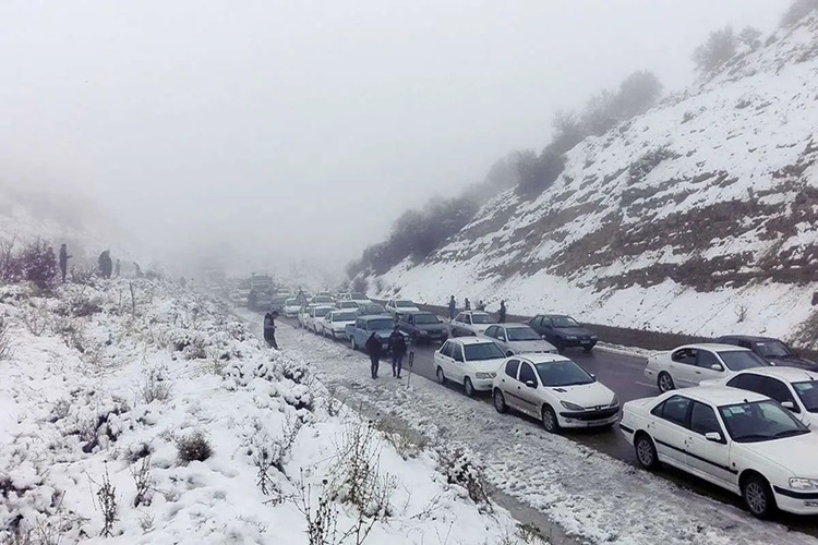 برف و مه‌گرفتگی در جاده چالوس و آزادراه شمال+وضعیت ترافیکی