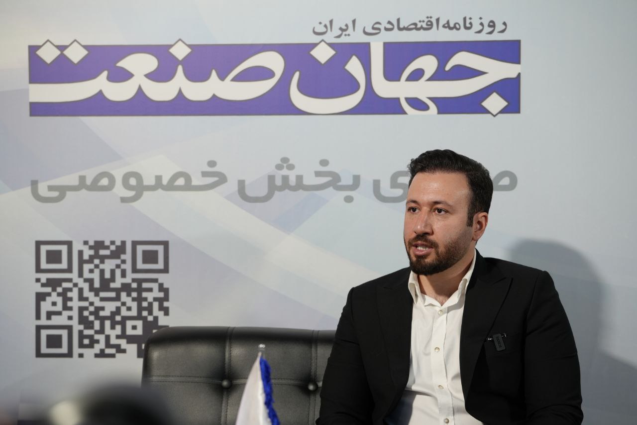 - آراد پورکار کارشناس بازار سرمایه