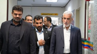 چگونه طلا به پناهگاه جهانی در برابر نااطمینانی تبدیل شد جان مینارد کینز زمانی طلا را یک «یادگار وحشیانه» نامید؛ فلزی باستانی که در دنیای مدرن کاربرد چندانی ندارد. وقتی که ساختار پولی جهانی مبتنی بر طلا در اوایل دهه ۱۹۷۰ پایان یافت، بانک‌های مرکزی شروع به فروش ذخایر طلای خود کردند و این روند برای دهه‌ها ادامه داشت. برای اقتصاد جهانی، طلا که از هزاران سال پیش و زمان ساخت نخستین شمش‌های طلا در بین‌النهرین به‌عنوان ابزار ذخیره ارزش به کار می‌رفت، در حال تبدیل شدن به چیزی بی‌اهمیت بود. با این حال، طلا بازگشتی قدرتمند داشت؛ نه تنها در میان سفته‌بازان و طرفداران افراطی طلا که به ارزهای کاغذی مدرن بی‌اعتمادند، بلکه حتی در میان محافظه‌کارترین سرمایه‌گذاران جهان. اطلاعات تازه‌ای که این هفته منتشر شد نشان داد که طلا در سال گذشته یورو را پشت سر گذاشت و به دومین دارایی ذخیره بزرگ جهان در میان بانک‌های مرکزی پس از دلار تبدیل شد. در دورانی سیاسی و پرآشوب، که بسیاری از مفروضات بنیادی درباره اقتصاد جهانی زیر سؤال رفته‌اند، طلا بار دیگر به لنگری برای ثبات تبدیل شده است. جنگ تجاری دونالد ترامپ، در کنار تنش‌های ژئوپلیتیکی رو‌به‌رشد و تردید درباره نقش بلندمدت دلار آمریکا، همگی به جهش تاریخی طلا کمک کرده‌اند؛ آن‌چنان که حتی طرفداران قدیمی طلا را نیز شگفت‌زده کرده است. قیمت طلا در ماه آوریل به رکورد تاریخی جدیدی رسید و از اوج قبلی در سال ۱۹۸۰ عبور کرد. در سال جاری میلادی نیز قیمت طلا حدود ۳۰ درصد افزایش داشته است. در روز جمعه، همزمان با واکنش بازارها به حمله اسرائیل به ایران، قیمت دوباره به نزدیکی این رکورد رسید.به طور کلی از زمان آغاز ریاست‌جمهوری ترامپ، طلا در مقایسه با سهام، انرژی و ارزهای اصلی بهترین عملکرد را داشته است. برای برخی سرمایه‌گذاران، طلا هیچ‌گاه جایگاه خود را به‌عنوان یکی از پناهگاه‌های نهایی نظام مالی جهانی از دست نداد. با این حال، رالی اخیر به‌دلیل شدت آن، به‌ویژه در زمانی که رقیبانی مانند بیت‌کوین (که از سوی علاقه‌مندان به رمزارز «طلای دیجیتال» خوانده می‌شود) نیز در حال رشد هستند، چشم‌گیر است. کنت رگوف، استاد دانشگاه هاروارد و اقتصاددان ارشد پیشین صندوق بین المللی پول می‌گوید: «مردم اغلب می‌گویند بیت‌کوین طلای جدید است. من می‌گویم: نه، طلا خودش طلای جدید است.» با عبور قیمت طلا از ۳۰۰۰ دلار در هر اونس، بازار به یاد شوک‌های قبلی افتاد. طلا در بحران مالی ۲۰۰۸ از مرز ۱۰۰۰ دلار و در همه‌گیری کووید-۱۹ از ۲۰۰۰ دلار گذشت. لوکا پائولینی، استراتژیست ارشد در مدیریت سرمایه پیکت، می‌گوید: «طلا معامله‌گر دوران سردرگمی است؛ چیزی که باید داشته باشید وقتی همه‌چیز ناپایدار است.» برخلاف دارایی‌های مالی دیگر، طلا ریسک طرف معامله ندارد و تحریم آن برای دولت‌ها دشوار است. در مواقع بحرانی، حتی می‌توان آن را در حیاط خانه دفن کرد. درحالی‌که سرمایه‌گذاران نسبت به دلار و چشم‌انداز اوراق قرضه دولتی آمریکا تردید دارند، طلا بار دیگر نقش‌آفرینی می‌کند. جان رید، استراتژیست ارشد بازار شورای جهانی طلا، می‌گوید: «دلیل اصلی رالی طلا؟ فقط یک کلمه: ترامپ. خطر و نااطمینانی از سوی دولت جدید آمریکا.» با آغاز دور دوم ترامپ، سرمایه‌گذاران به سمت دارایی‌های امن همچون طلا و اوراق قرضه آلمان هجوم برده‌اند. تنها در پنج ماه اول سال، جریان خالص به صندوق‌های قابل‌معامله با پشتوانه طلا به ۳۲۲.۴ تن رسید که بالاترین سطح از زمان همه‌گیری کرونا محسوب می‌شود. اما عامل دوم و مهم‌تر نیز وجود دارد: دلار و اوراق قرضه آمریکا که معمولاً در زمان شوک‌های جهانی رشد می‌کنند، اکنون تحت فشار سیاست‌های داخلی آمریکا هستند. سرمایه‌گذاران خارجی به‌دلیل احتمال مالیات بر سرمایه‌گذاری‌ها، پرسش درباره استقلال فدرال رزرو و نگرانی‌های فزاینده نسبت به پایداری بدهی دولت آمریکا، در حال تجدید نظر در مواجهه خود با دارایی‌های دلاری هستند. مارک سوبل، مقام سابق وزارت خزانه‌داری آمریکا، می‌گوید: «رشد طلا بازتابی از تضعیف ویژگی‌هایی‌ست که برتری دلار را پشتیبانی می‌کرد.» این هفته دلار به پایین‌ترین سطح سه‌ساله در برابر پوند و یورو سقوط کرد و سرمایه‌گذاران عمده به‌طور آشکار درباره دارایی‌های دلاری تجدید نظر می‌کنند. وحشت ناشی از تعرفه‌های ترامپ حتی منجر به هجوم فیزیکی طلا به نیویورک در آغاز سال میلادی شد و صف چند هفته‌ای برای برداشت طلا از خزانه بانک انگلستان ایجاد کرد. با اینکه ترامپ اکنون اعلام کرده تعرفه‌ای بر طلا اعمال نخواهد شد، سرمایه‌گذاران بزرگ همچنان به خرید ادامه می‌دهند. جیمز استیل، تحلیل‌گر ارشد فلزات گرانبها، بازگشت طلا را «تغییری بزرگ در سبد دارایی‌ها» توصیف می‌کند.
