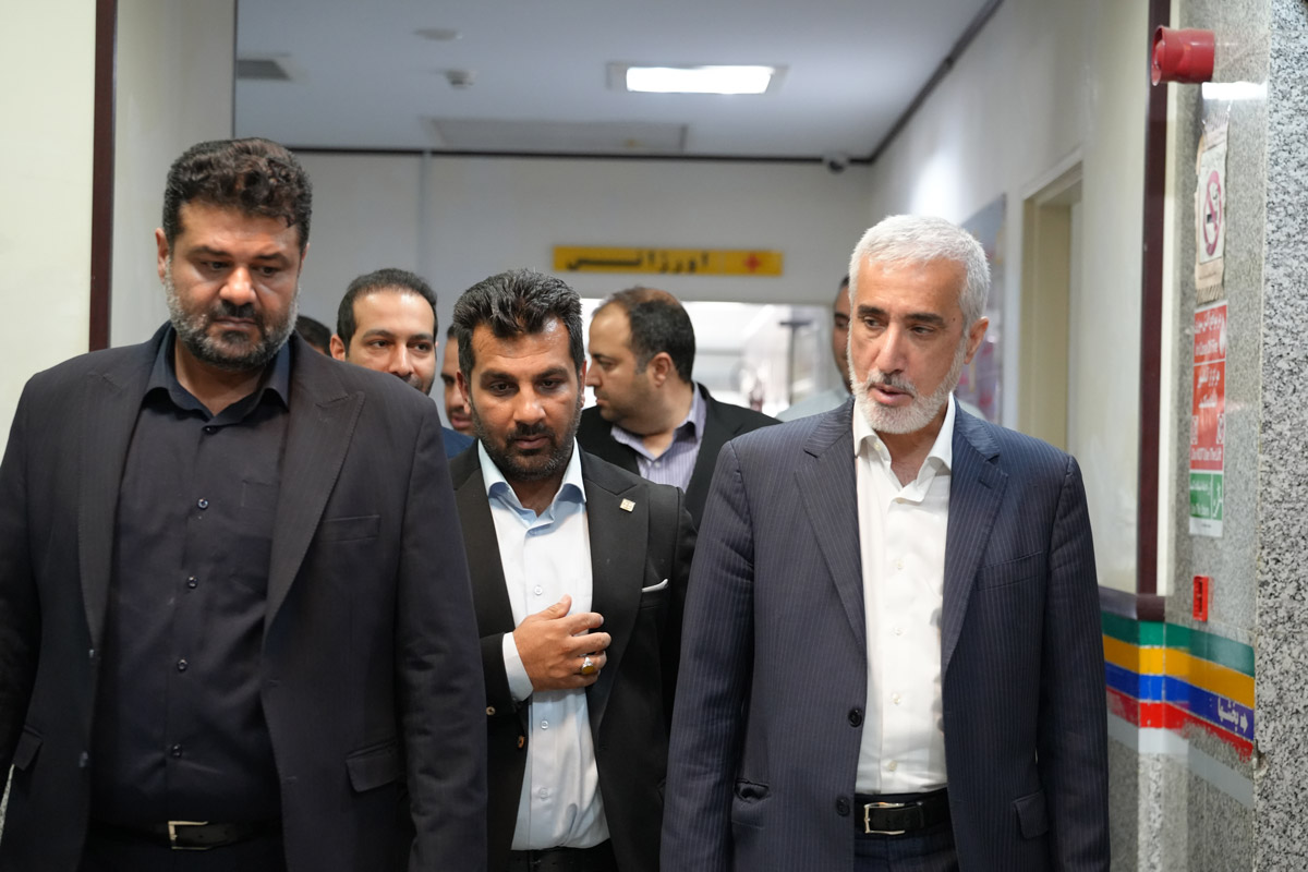 چگونه طلا به پناهگاه جهانی در برابر نااطمینانی تبدیل شد جان مینارد کینز زمانی طلا را یک «یادگار وحشیانه» نامید؛ فلزی باستانی که در دنیای مدرن کاربرد چندانی ندارد. وقتی که ساختار پولی جهانی مبتنی بر طلا در اوایل دهه ۱۹۷۰ پایان یافت، بانکهای مرکزی شروع به فروش ذخایر طلای خود کردند و این روند برای دههها ادامه داشت. برای اقتصاد جهانی، طلا که از هزاران سال پیش و زمان ساخت نخستین شمشهای طلا در بینالنهرین بهعنوان ابزار ذخیره ارزش به کار میرفت، در حال تبدیل شدن به چیزی بیاهمیت بود. با این حال، طلا بازگشتی قدرتمند داشت؛ نه تنها در میان سفتهبازان و طرفداران افراطی طلا که به ارزهای کاغذی مدرن بیاعتمادند، بلکه حتی در میان محافظهکارترین سرمایهگذاران جهان. اطلاعات تازهای که این هفته منتشر شد نشان داد که طلا در سال گذشته یورو را پشت سر گذاشت و به دومین دارایی ذخیره بزرگ جهان در میان بانکهای مرکزی پس از دلار تبدیل شد. در دورانی سیاسی و پرآشوب، که بسیاری از مفروضات بنیادی درباره اقتصاد جهانی زیر سؤال رفتهاند، طلا بار دیگر به لنگری برای ثبات تبدیل شده است. جنگ تجاری دونالد ترامپ، در کنار تنشهای ژئوپلیتیکی روبهرشد و تردید درباره نقش بلندمدت دلار آمریکا، همگی به جهش تاریخی طلا کمک کردهاند؛ آنچنان که حتی طرفداران قدیمی طلا را نیز شگفتزده کرده است. قیمت طلا در ماه آوریل به رکورد تاریخی جدیدی رسید و از اوج قبلی در سال ۱۹۸۰ عبور کرد. در سال جاری میلادی نیز قیمت طلا حدود ۳۰ درصد افزایش داشته است. در روز جمعه، همزمان با واکنش بازارها به حمله اسرائیل به ایران، قیمت دوباره به نزدیکی این رکورد رسید.به طور کلی از زمان آغاز ریاستجمهوری ترامپ، طلا در مقایسه با سهام، انرژی و ارزهای اصلی بهترین عملکرد را داشته است. برای برخی سرمایهگذاران، طلا هیچگاه جایگاه خود را بهعنوان یکی از پناهگاههای نهایی نظام مالی جهانی از دست نداد. با این حال، رالی اخیر بهدلیل شدت آن، بهویژه در زمانی که رقیبانی مانند بیتکوین (که از سوی علاقهمندان به رمزارز «طلای دیجیتال» خوانده میشود) نیز در حال رشد هستند، چشمگیر است. کنت رگوف، استاد دانشگاه هاروارد و اقتصاددان ارشد پیشین صندوق بین المللی پول میگوید: «مردم اغلب میگویند بیتکوین طلای جدید است. من میگویم: نه، طلا خودش طلای جدید است.» با عبور قیمت طلا از ۳۰۰۰ دلار در هر اونس، بازار به یاد شوکهای قبلی افتاد. طلا در بحران مالی ۲۰۰۸ از مرز ۱۰۰۰ دلار و در همهگیری کووید-۱۹ از ۲۰۰۰ دلار گذشت. لوکا پائولینی، استراتژیست ارشد در مدیریت سرمایه پیکت، میگوید: «طلا معاملهگر دوران سردرگمی است؛ چیزی که باید داشته باشید وقتی همهچیز ناپایدار است.» برخلاف داراییهای مالی دیگر، طلا ریسک طرف معامله ندارد و تحریم آن برای دولتها دشوار است. در مواقع بحرانی، حتی میتوان آن را در حیاط خانه دفن کرد. درحالیکه سرمایهگذاران نسبت به دلار و چشمانداز اوراق قرضه دولتی آمریکا تردید دارند، طلا بار دیگر نقشآفرینی میکند. جان رید، استراتژیست ارشد بازار شورای جهانی طلا، میگوید: «دلیل اصلی رالی طلا؟ فقط یک کلمه: ترامپ. خطر و نااطمینانی از سوی دولت جدید آمریکا.» با آغاز دور دوم ترامپ، سرمایهگذاران به سمت داراییهای امن همچون طلا و اوراق قرضه آلمان هجوم بردهاند. تنها در پنج ماه اول سال، جریان خالص به صندوقهای قابلمعامله با پشتوانه طلا به ۳۲۲.۴ تن رسید که بالاترین سطح از زمان همهگیری کرونا محسوب میشود. اما عامل دوم و مهمتر نیز وجود دارد: دلار و اوراق قرضه آمریکا که معمولاً در زمان شوکهای جهانی رشد میکنند، اکنون تحت فشار سیاستهای داخلی آمریکا هستند. سرمایهگذاران خارجی بهدلیل احتمال مالیات بر سرمایهگذاریها، پرسش درباره استقلال فدرال رزرو و نگرانیهای فزاینده نسبت به پایداری بدهی دولت آمریکا، در حال تجدید نظر در مواجهه خود با داراییهای دلاری هستند. مارک سوبل، مقام سابق وزارت خزانهداری آمریکا، میگوید: «رشد طلا بازتابی از تضعیف ویژگیهاییست که برتری دلار را پشتیبانی میکرد.» این هفته دلار به پایینترین سطح سهساله در برابر پوند و یورو سقوط کرد و سرمایهگذاران عمده بهطور آشکار درباره داراییهای دلاری تجدید نظر میکنند. وحشت ناشی از تعرفههای ترامپ حتی منجر به هجوم فیزیکی طلا به نیویورک در آغاز سال میلادی شد و صف چند هفتهای برای برداشت طلا از خزانه بانک انگلستان ایجاد کرد. با اینکه ترامپ اکنون اعلام کرده تعرفهای بر طلا اعمال نخواهد شد، سرمایهگذاران بزرگ همچنان به خرید ادامه میدهند. جیمز استیل، تحلیلگر ارشد فلزات گرانبها، بازگشت طلا را «تغییری بزرگ در سبد داراییها» توصیف میکند.
