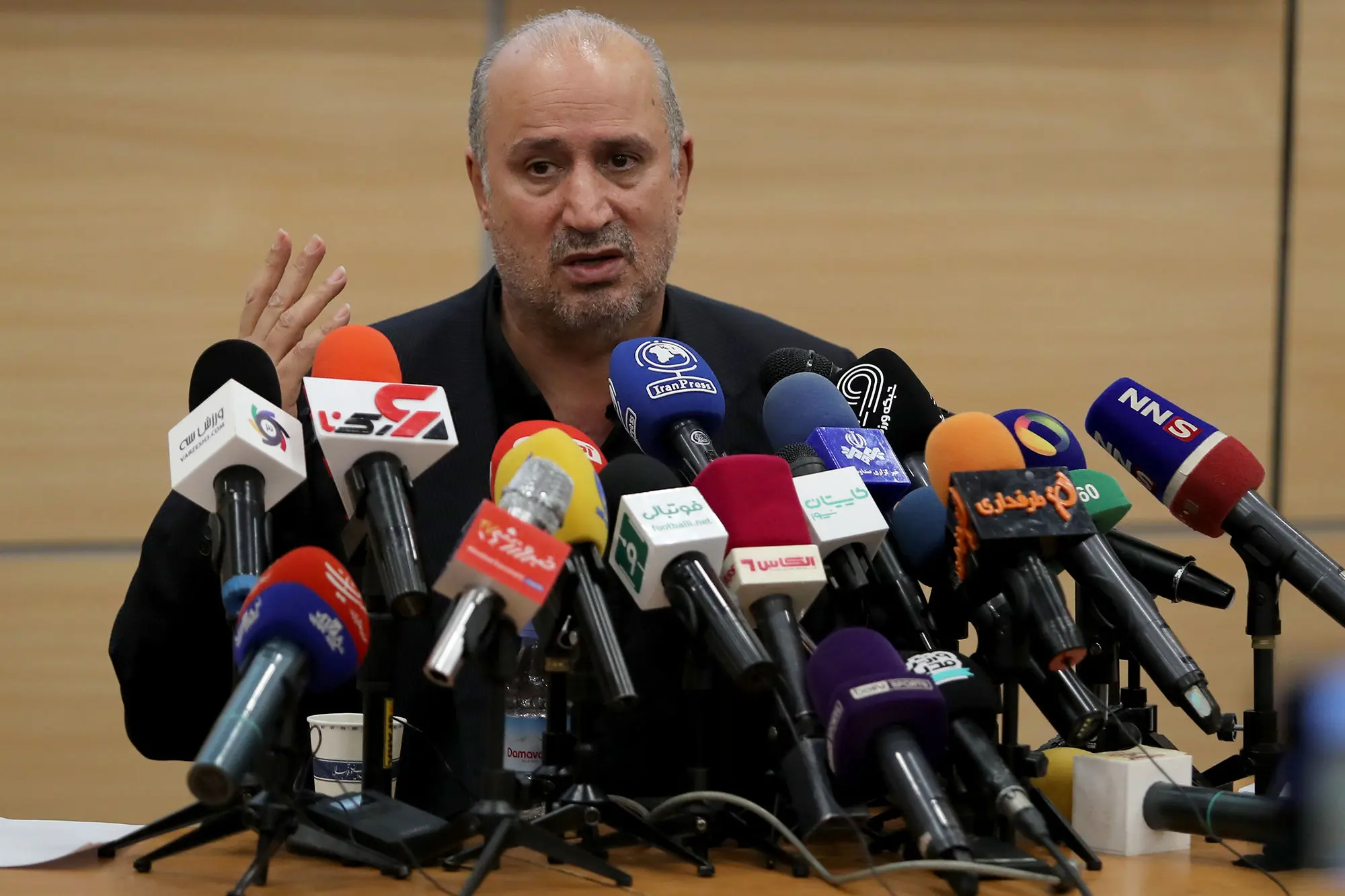 لیگ تعطیل نمیشود