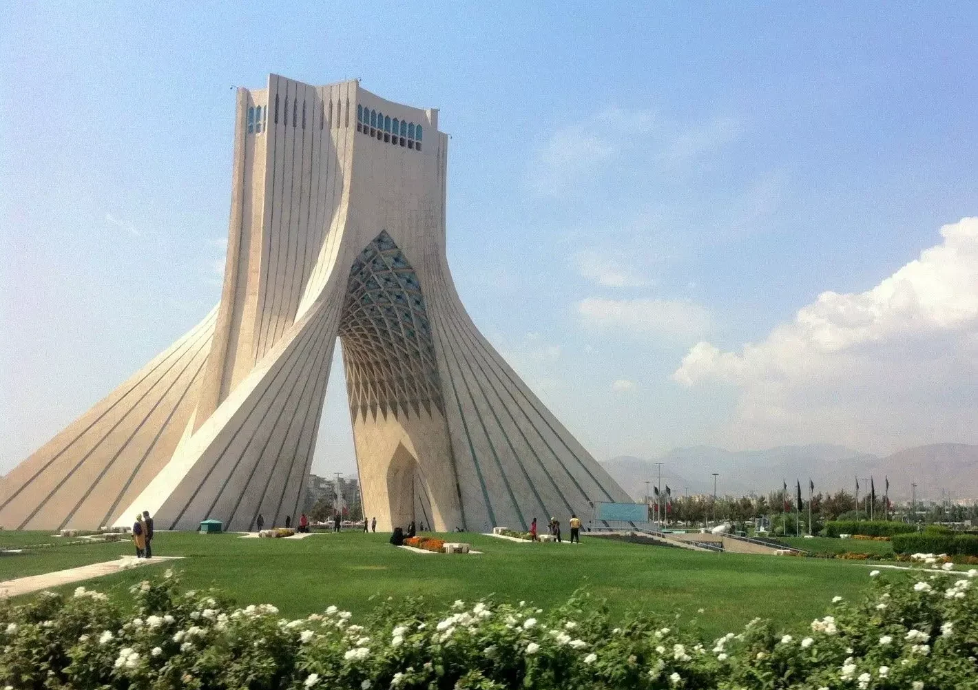 هواشناسی خبر داد: افت دما و بارش پراکنده؛ تهران همچنان گرم و غبارآلود