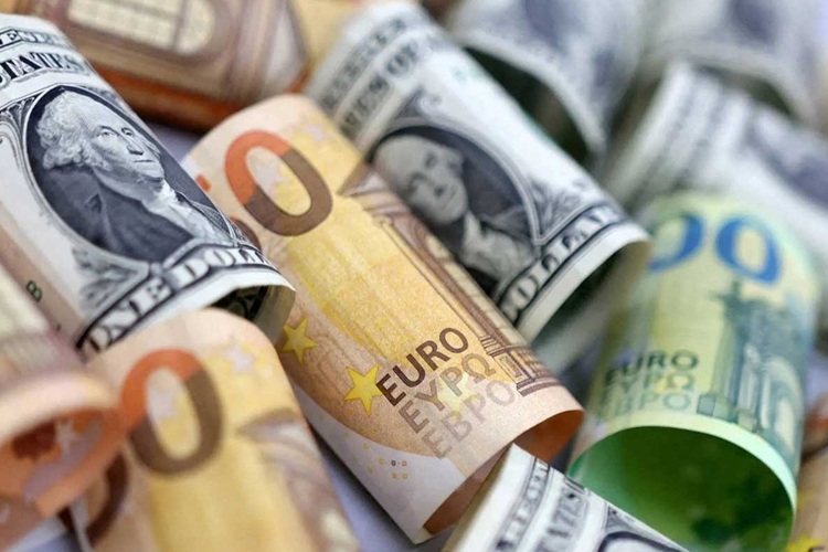 ریزش قیمت‌ها در بازار ارز تجاری؛ دلار و یورو چقدر ارزان شدند؟