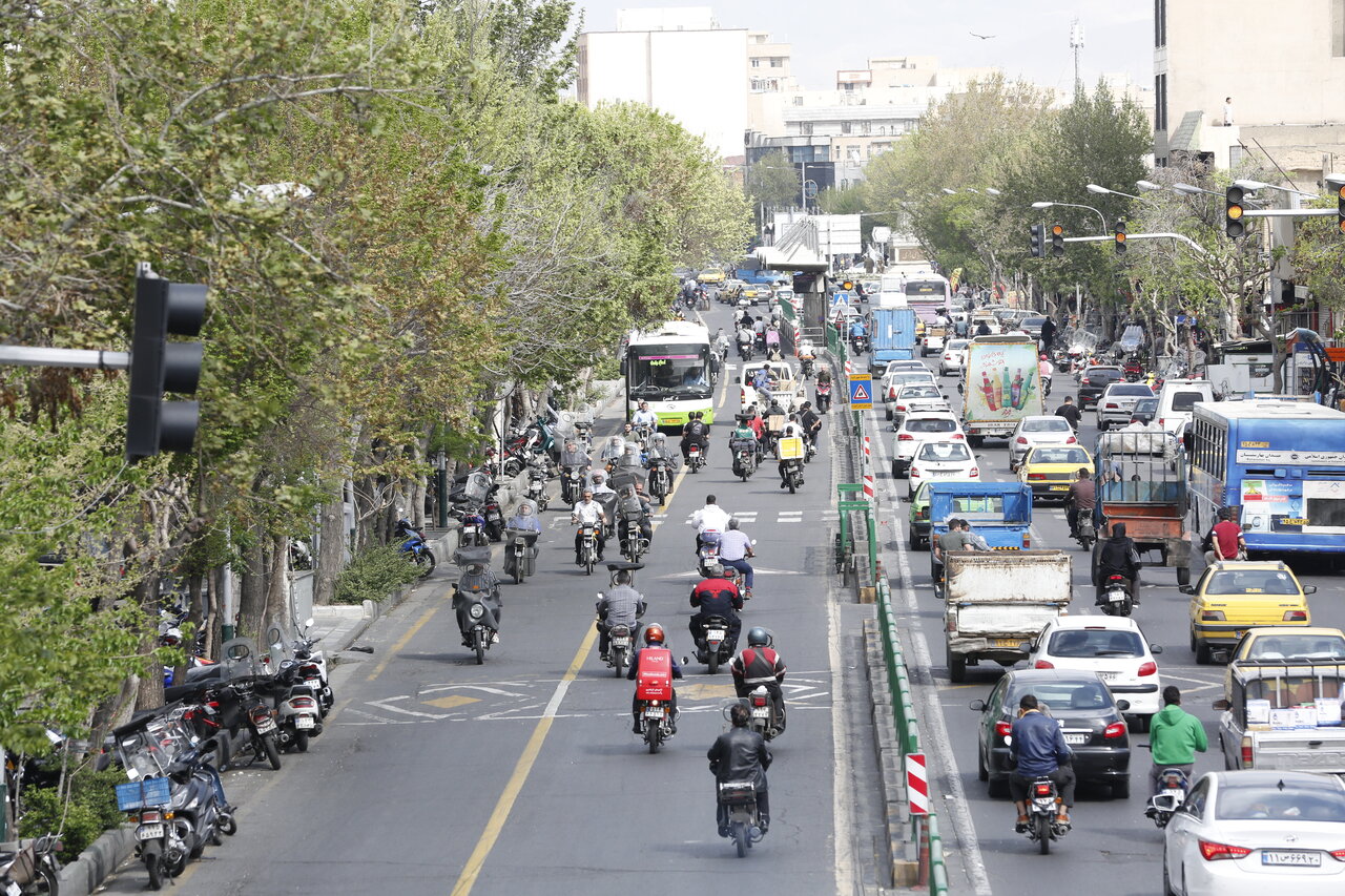 قدرت‌نمایی موتورسواران در خط ویژه تهران