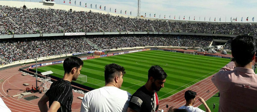 موبایل در ورزشگاه