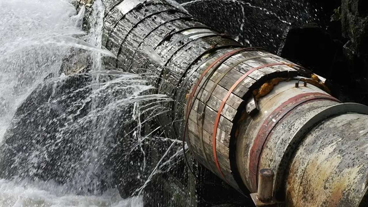 هدررفت آب در تهران برابر با کسری مصرف؛ روزانه ۳۱۹ هزار مترمکعب آب در شبکه نشت میکند