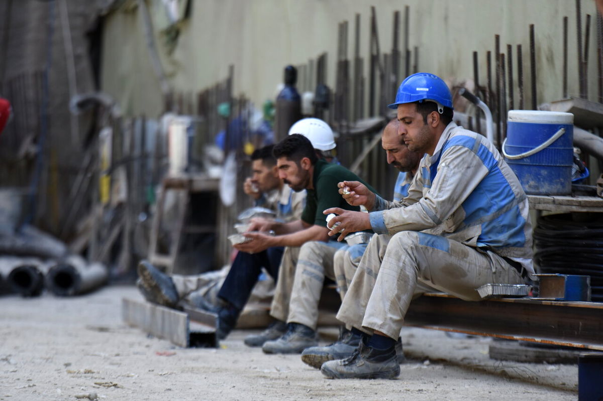 افزایش حقوق کارگران باید متناسب با تورم و در سه نوبت انجام شود