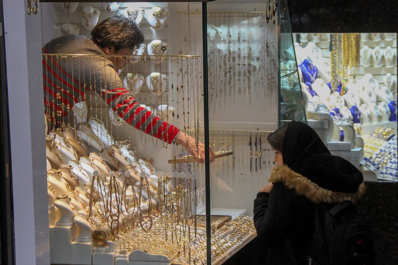 هر گرم طلای ۱۸عیار به ۱۲ میلیون تومان رسید؛ از معاملات عجولانه پرهیز کنید