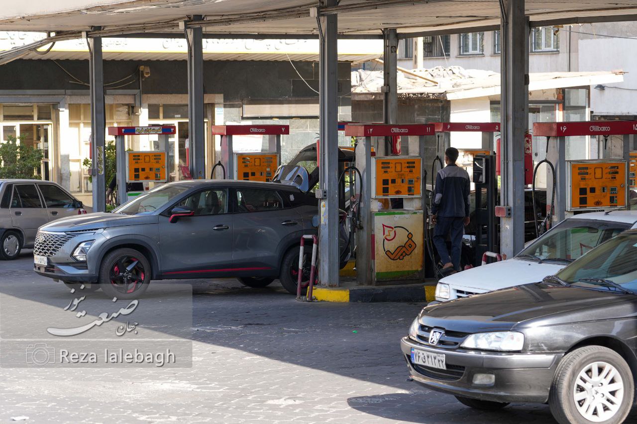 جرقه بنزین در انبار باروت ارز؛ رابطه قیمت بنزین و دلار چیست؟