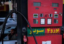 بالاخره پس از مدت‌ها انتظار و رفت‌وآمدهای متعدد میان نهادهای مختلف، امروز اطلاعیه‌ای درباره عرضه بنزین سوپر در رینگ داخلی بورس انرژی منتشر شد؛ اطلاعیه‌ای که اگرچه جزئیات مشخصی را بیان می‌کند، اما همچنان پرسش‌هایی درباره روند واقعی قیمت‌گذاری و مسیر پیش‌رو باقی می‌گذارد. به گزارش اکوایران، بالاخره پس از ماه‌ها بحث، ابهام و انتشار گزارش‌های مختلف درباره واردات و قیمت‌گذاری بنزین سوپر، امروز نخستین اطلاعیه رسمی عرضه این فرآورده در رینگ داخلی بورس انرژی منتشر شد. هرچند این اقدام نقطه عطفی در روند سیاست‌گذاری بازار سوخت به شمار می‌آید، اما همچنان پرسش‌های قابل‌توجهی درباره دامنه تأثیر آن بر قیمت نهایی و شرایط عرضه در بازار داخلی باقی است. قیمت پایه و دامنه نوسان؛ چارچوبی مشخص اما نتیجه‌ای نامعلوم بر اساس اطلاعیه منتشرشده، قرار است ۳۰۰ هزار لیتر بنزین سوپر وارداتی با قیمت پایه ۶۵ هزار و ۸۰۰ تومان در دوم آذرماه عرضه شود. برای این عرضه، دامنه نوسان پنج‌هزار تومانی تعیین شده است؛ بنابراین نرخ نهایی می‌تواند در محدوده ۶۰ تا ۷۰ هزار تومان شکل بگیرد. با وجود این چارچوب مشخص، تعیین قیمت نهایی همچنان به میزان تقاضا و رفتار بازار بستگی دارد؛ موضوعی که پیش‌بینی آن دشوار بوده و می‌تواند فاصله قابل‌توجهی میان قیمت پایه و نرخ تثبیت‌شده ایجاد کند. هزینه‌های جانبی و مالیات؛ متغیرهای اثرگذار بر قیمت نهایی در اطلاعیه بورس انرژی تأکید شده که قیمت پایه بدون احتساب مالیات و عوارض ارزش افزوده است و خریداران باید ۱۳.۳۳ درصد عوارض قانونی را پرداخت کنند. علاوه بر این، ۱۰۰ تومان هزینه‌های جانبی مانند توزین و بارگیری نیز به ازای هر لیتر محاسبه شده که با احتساب مالیات، رقم آن به ۱۱۰ تومان می‌رسد. این موارد بیانگر آن است که قیمت نهایی برای مصرف‌کننده، در صورت ورود این بنزین به جایگاه‌ها، به‌طور محسوسی بیش از نرخ پایه خواهد بود. برآوردهای اولیه نشان می‌دهد یک باک ۴۰ لیتری بنزین سوپر با نرخ فعلی حدود ۲ میلیون و ۶۳۲ هزار تومان تمام می‌شود؛ رقمی که ابهام‌ها درباره تأثیر این عرضه بر بازار مصرف را افزایش می‌دهد. مقایسه منطقه‌ای؛ ایران در آستانه ثبت بالاترین نرخ بنزین اگر قیمت اعلام‌شده به شبکه توزیع منتقل شود، بهای بنزین سوپر در ایران از همه کشورهای حاشیه خلیج فارس بالاتر خواهد بود. برای نمونه، امارات که بالاترین نرخ بنزین منطقه را دارد، هر لیتر را معادل ۴۸ هزار و ۷۰۰ تومان عرضه می‌کند. گامی بزرگ اما نیازمند شفافیت بیشتر اطلاعیه امروز بدون تردید نقطه شروعی مهم در مسیر عرضه بنزین وارداتی است. با این حال، تأثیر نهایی آن بر بازار مصرف، قیمت‌گذاری و سیاست‌گذاری سوخت، همچنان نیازمند توضیحات و شفاف‌سازی‌های بیشتر از سوی نهادهای مسئول است.