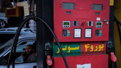 بالاخره پس از مدت‌ها انتظار و رفت‌وآمدهای متعدد میان نهادهای مختلف، امروز اطلاعیه‌ای درباره عرضه بنزین سوپر در رینگ داخلی بورس انرژی منتشر شد؛ اطلاعیه‌ای که اگرچه جزئیات مشخصی را بیان می‌کند، اما همچنان پرسش‌هایی درباره روند واقعی قیمت‌گذاری و مسیر پیش‌رو باقی می‌گذارد. به گزارش اکوایران، بالاخره پس از ماه‌ها بحث، ابهام و انتشار گزارش‌های مختلف درباره واردات و قیمت‌گذاری بنزین سوپر، امروز نخستین اطلاعیه رسمی عرضه این فرآورده در رینگ داخلی بورس انرژی منتشر شد. هرچند این اقدام نقطه عطفی در روند سیاست‌گذاری بازار سوخت به شمار می‌آید، اما همچنان پرسش‌های قابل‌توجهی درباره دامنه تأثیر آن بر قیمت نهایی و شرایط عرضه در بازار داخلی باقی است. قیمت پایه و دامنه نوسان؛ چارچوبی مشخص اما نتیجه‌ای نامعلوم بر اساس اطلاعیه منتشرشده، قرار است ۳۰۰ هزار لیتر بنزین سوپر وارداتی با قیمت پایه ۶۵ هزار و ۸۰۰ تومان در دوم آذرماه عرضه شود. برای این عرضه، دامنه نوسان پنج‌هزار تومانی تعیین شده است؛ بنابراین نرخ نهایی می‌تواند در محدوده ۶۰ تا ۷۰ هزار تومان شکل بگیرد. با وجود این چارچوب مشخص، تعیین قیمت نهایی همچنان به میزان تقاضا و رفتار بازار بستگی دارد؛ موضوعی که پیش‌بینی آن دشوار بوده و می‌تواند فاصله قابل‌توجهی میان قیمت پایه و نرخ تثبیت‌شده ایجاد کند. هزینه‌های جانبی و مالیات؛ متغیرهای اثرگذار بر قیمت نهایی در اطلاعیه بورس انرژی تأکید شده که قیمت پایه بدون احتساب مالیات و عوارض ارزش افزوده است و خریداران باید ۱۳.۳۳ درصد عوارض قانونی را پرداخت کنند. علاوه بر این، ۱۰۰ تومان هزینه‌های جانبی مانند توزین و بارگیری نیز به ازای هر لیتر محاسبه شده که با احتساب مالیات، رقم آن به ۱۱۰ تومان می‌رسد. این موارد بیانگر آن است که قیمت نهایی برای مصرف‌کننده، در صورت ورود این بنزین به جایگاه‌ها، به‌طور محسوسی بیش از نرخ پایه خواهد بود. برآوردهای اولیه نشان می‌دهد یک باک ۴۰ لیتری بنزین سوپر با نرخ فعلی حدود ۲ میلیون و ۶۳۲ هزار تومان تمام می‌شود؛ رقمی که ابهام‌ها درباره تأثیر این عرضه بر بازار مصرف را افزایش می‌دهد. مقایسه منطقه‌ای؛ ایران در آستانه ثبت بالاترین نرخ بنزین اگر قیمت اعلام‌شده به شبکه توزیع منتقل شود، بهای بنزین سوپر در ایران از همه کشورهای حاشیه خلیج فارس بالاتر خواهد بود. برای نمونه، امارات که بالاترین نرخ بنزین منطقه را دارد، هر لیتر را معادل ۴۸ هزار و ۷۰۰ تومان عرضه می‌کند. گامی بزرگ اما نیازمند شفافیت بیشتر اطلاعیه امروز بدون تردید نقطه شروعی مهم در مسیر عرضه بنزین وارداتی است. با این حال، تأثیر نهایی آن بر بازار مصرف، قیمت‌گذاری و سیاست‌گذاری سوخت، همچنان نیازمند توضیحات و شفاف‌سازی‌های بیشتر از سوی نهادهای مسئول است.