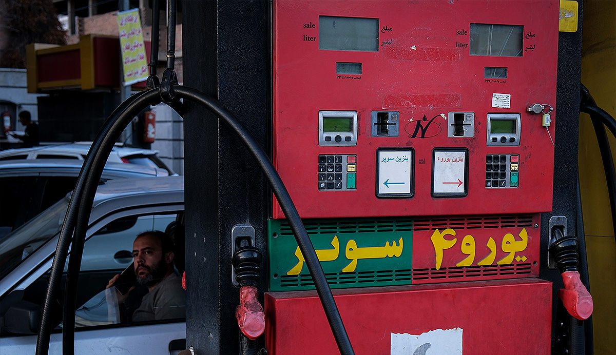 بالاخره پس از مدت‌ها انتظار و رفت‌وآمدهای متعدد میان نهادهای مختلف، امروز اطلاعیه‌ای درباره عرضه بنزین سوپر در رینگ داخلی بورس انرژی منتشر شد؛ اطلاعیه‌ای که اگرچه جزئیات مشخصی را بیان می‌کند، اما همچنان پرسش‌هایی درباره روند واقعی قیمت‌گذاری و مسیر پیش‌رو باقی می‌گذارد. به گزارش اکوایران، بالاخره پس از ماه‌ها بحث، ابهام و انتشار گزارش‌های مختلف درباره واردات و قیمت‌گذاری بنزین سوپر، امروز نخستین اطلاعیه رسمی عرضه این فرآورده در رینگ داخلی بورس انرژی منتشر شد. هرچند این اقدام نقطه عطفی در روند سیاست‌گذاری بازار سوخت به شمار می‌آید، اما همچنان پرسش‌های قابل‌توجهی درباره دامنه تأثیر آن بر قیمت نهایی و شرایط عرضه در بازار داخلی باقی است. قیمت پایه و دامنه نوسان؛ چارچوبی مشخص اما نتیجه‌ای نامعلوم بر اساس اطلاعیه منتشرشده، قرار است ۳۰۰ هزار لیتر بنزین سوپر وارداتی با قیمت پایه ۶۵ هزار و ۸۰۰ تومان در دوم آذرماه عرضه شود. برای این عرضه، دامنه نوسان پنج‌هزار تومانی تعیین شده است؛ بنابراین نرخ نهایی می‌تواند در محدوده ۶۰ تا ۷۰ هزار تومان شکل بگیرد. با وجود این چارچوب مشخص، تعیین قیمت نهایی همچنان به میزان تقاضا و رفتار بازار بستگی دارد؛ موضوعی که پیش‌بینی آن دشوار بوده و می‌تواند فاصله قابل‌توجهی میان قیمت پایه و نرخ تثبیت‌شده ایجاد کند. هزینه‌های جانبی و مالیات؛ متغیرهای اثرگذار بر قیمت نهایی در اطلاعیه بورس انرژی تأکید شده که قیمت پایه بدون احتساب مالیات و عوارض ارزش افزوده است و خریداران باید ۱۳.۳۳ درصد عوارض قانونی را پرداخت کنند. علاوه بر این، ۱۰۰ تومان هزینه‌های جانبی مانند توزین و بارگیری نیز به ازای هر لیتر محاسبه شده که با احتساب مالیات، رقم آن به ۱۱۰ تومان می‌رسد. این موارد بیانگر آن است که قیمت نهایی برای مصرف‌کننده، در صورت ورود این بنزین به جایگاه‌ها، به‌طور محسوسی بیش از نرخ پایه خواهد بود. برآوردهای اولیه نشان می‌دهد یک باک ۴۰ لیتری بنزین سوپر با نرخ فعلی حدود ۲ میلیون و ۶۳۲ هزار تومان تمام می‌شود؛ رقمی که ابهام‌ها درباره تأثیر این عرضه بر بازار مصرف را افزایش می‌دهد. مقایسه منطقه‌ای؛ ایران در آستانه ثبت بالاترین نرخ بنزین اگر قیمت اعلام‌شده به شبکه توزیع منتقل شود، بهای بنزین سوپر در ایران از همه کشورهای حاشیه خلیج فارس بالاتر خواهد بود. برای نمونه، امارات که بالاترین نرخ بنزین منطقه را دارد، هر لیتر را معادل ۴۸ هزار و ۷۰۰ تومان عرضه می‌کند. گامی بزرگ اما نیازمند شفافیت بیشتر اطلاعیه امروز بدون تردید نقطه شروعی مهم در مسیر عرضه بنزین وارداتی است. با این حال، تأثیر نهایی آن بر بازار مصرف، قیمت‌گذاری و سیاست‌گذاری سوخت، همچنان نیازمند توضیحات و شفاف‌سازی‌های بیشتر از سوی نهادهای مسئول است.