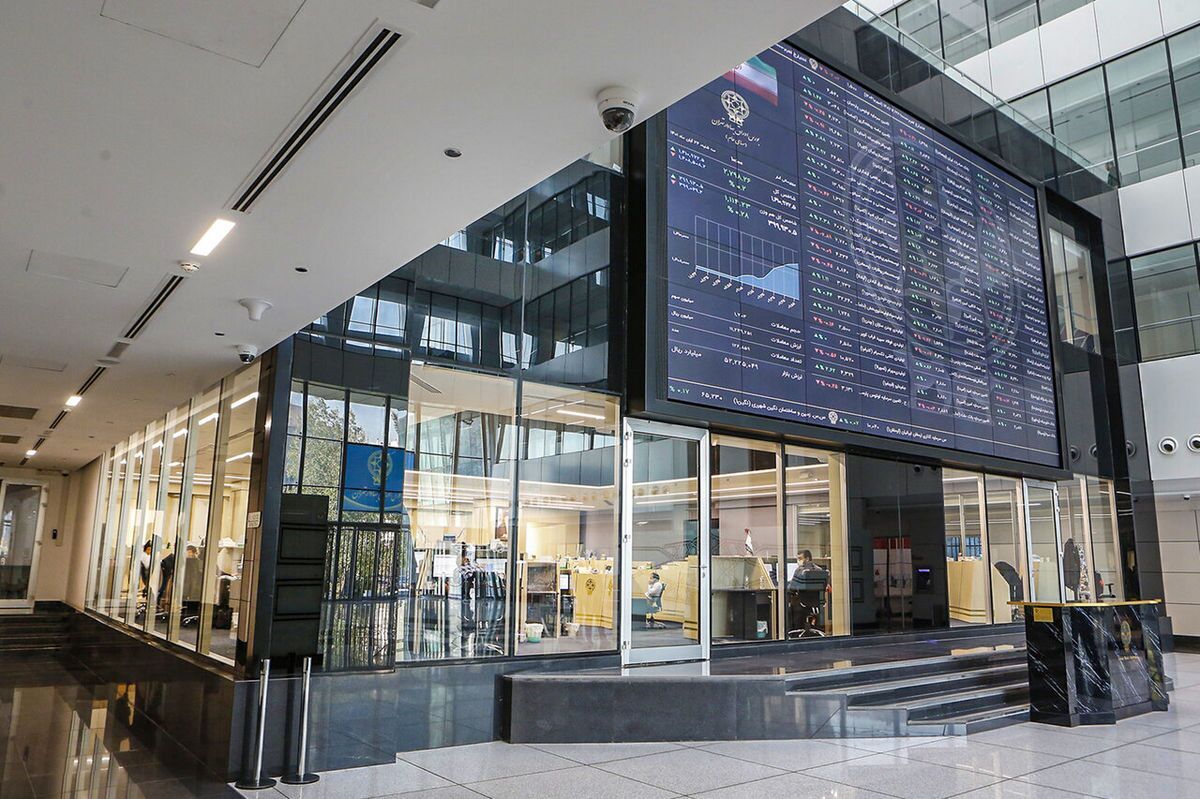 بورس تهران در آستانه انتخاب مسیر؛ تعادل شکننده چهارشنبه در انتظار سیگنال شنبه