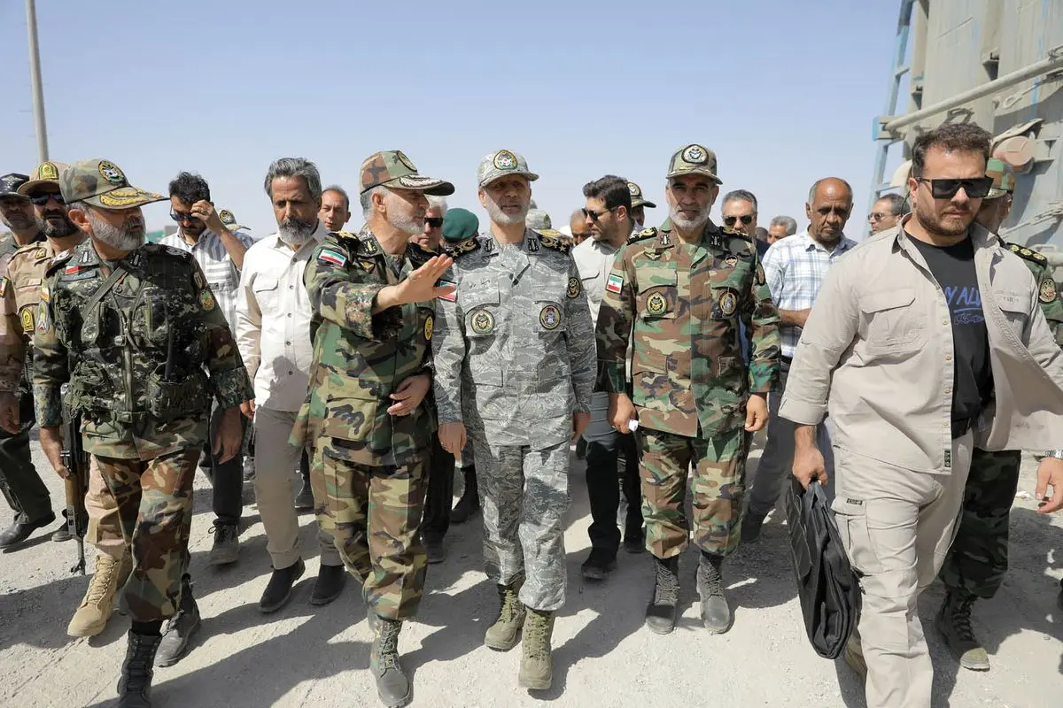 فرمانده کل ارتش از روند ساخت دیوار مرزی در شمال شرق ایران بازدید کرد