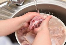 شستن مرغ خام؛ عادتی ظاهراً بهداشتی اما واقعاً پرخطر