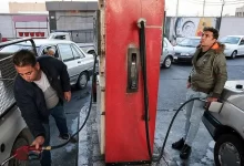 پس از ماه‌ها گمانه‌زنی و شایعات متعدد درباره افزایش قیمت سوخت، دولت سرانجام تغییرات نرخ بنزین را رسماً تایید کرد و اعلام شد که این اصلاحات به زودی در کارت جایگاه‌ها اعمال خواهد شد. با این حال، با توجه به قرار داشتن در سالروز افزایش قیمت بنزین در آبان ۱۳۹۸، انتظار نمی‌رود نرخ بنزین جایگاهی در همین ماه افزایش یابد، اما سخنان سخنگوی دولت نشان می‌دهد زمان اجرای طرح چندان دور نخواهد بود. هلو به گفته فاطمه مهاجرانی، سخنگوی دولت، تغییرات جدید تنها شامل بنزین جایگاهی خواهد بود و سهمیه‌های شخصی بدون تغییر باقی می‌ماند. هر کارت شخصی همچنان شامل ۶۰ لیتر بنزین سهمیه‌ای با نرخ ۱,۵۰۰ تومان و ۱۰۰ لیتر بنزین نیمه‌آزاد با نرخ ۳,۰۰۰ تومان خواهد بود. در مقابل، خودروهایی که از کارت جایگاه‌ها استفاده کنند، مشمول نرخ جدید بین ۵ تا ۶ هزار تومان خواهند شد. محسن زنگنه، عضو کمیسیون برنامه و بودجه مجلس، درباره اهداف دولت توضیح داد: «هدف اصلی اصلاح نرخ‌ها مدیریت مصرف سوخت و جلوگیری از قاچاق است. بنزین در ایران یکی از ارزان‌ترین سوخت‌ها در منطقه محسوب می‌شود و همین موضوع باعث افزایش مصرف و خروج غیرقانونی آن از کشور شده است.» وی افزود که دولت قصد دارد با ایجاد تفاوت قیمت در سطوح مختلف، استفاده از کارت‌های شخصی را تشویق و مصرف بی‌رویه را کنترل کند. با اجرای این طرح، بازار سوخت کشور وارد مرحله‌ای تازه خواهد شد و بنزین در سه سطح عرضه می‌شود: بنزین سهمیه‌ای با نرخ ۱,۵۰۰ تومان، بنزین نیمه‌آزاد با نرخ ۳,۰۰۰ تومان، ملی گلد میان مطلب بنزین جایگاهی با نرخ جدید ۵ تا ۶ هزار تومان. بنابراین چنانچه فردی بخواهد با کارت جایگاه سوخت اقدام به سوخت‌گیری کند، هزینه ۳۰ لیتر بنزین برای او ۱۵۰ یا ۱۸۰ هزار تومان خواهد بود. اگرچه زمان دقیق اجرای طرح هنوز نهایی نشده است، اما سخنگوی دولت تأکید کرد اطلاع‌رسانی رسمی در آینده نزدیک انجام خواهد شد. کارشناسان اقتصادی بر این باورند که افزایش نرخ بنزین جایگاه‌ها می‌تواند نخستین گام در اصلاح ساختار یارانه سوخت و کنترل مصرف باشد. با این حال، هشدار داده‌اند که تفاوت قیمت‌ها ممکن است تقاضا برای کارت‌های سهمیه‌ای را افزایش دهد و در صورت عدم نظارت، فشار بر شبکه عرضه سوخت ایجاد کند. به نظر می‌رسد دولت قصد دارد با اجرای تدریجی این سیاست از ایجاد شوک قیمتی در بازار سوخت و تورم عمومی جلوگیری کند و تغییرات را به شیوه‌ای مدیریت‌شده به مرحله اجرا برساند.