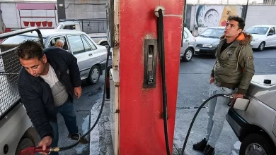 پس از ماه‌ها گمانه‌زنی و شایعات متعدد درباره افزایش قیمت سوخت، دولت سرانجام تغییرات نرخ بنزین را رسماً تایید کرد و اعلام شد که این اصلاحات به زودی در کارت جایگاه‌ها اعمال خواهد شد. با این حال، با توجه به قرار داشتن در سالروز افزایش قیمت بنزین در آبان ۱۳۹۸، انتظار نمی‌رود نرخ بنزین جایگاهی در همین ماه افزایش یابد، اما سخنان سخنگوی دولت نشان می‌دهد زمان اجرای طرح چندان دور نخواهد بود. هلو به گفته فاطمه مهاجرانی، سخنگوی دولت، تغییرات جدید تنها شامل بنزین جایگاهی خواهد بود و سهمیه‌های شخصی بدون تغییر باقی می‌ماند. هر کارت شخصی همچنان شامل ۶۰ لیتر بنزین سهمیه‌ای با نرخ ۱,۵۰۰ تومان و ۱۰۰ لیتر بنزین نیمه‌آزاد با نرخ ۳,۰۰۰ تومان خواهد بود. در مقابل، خودروهایی که از کارت جایگاه‌ها استفاده کنند، مشمول نرخ جدید بین ۵ تا ۶ هزار تومان خواهند شد. محسن زنگنه، عضو کمیسیون برنامه و بودجه مجلس، درباره اهداف دولت توضیح داد: «هدف اصلی اصلاح نرخ‌ها مدیریت مصرف سوخت و جلوگیری از قاچاق است. بنزین در ایران یکی از ارزان‌ترین سوخت‌ها در منطقه محسوب می‌شود و همین موضوع باعث افزایش مصرف و خروج غیرقانونی آن از کشور شده است.» وی افزود که دولت قصد دارد با ایجاد تفاوت قیمت در سطوح مختلف، استفاده از کارت‌های شخصی را تشویق و مصرف بی‌رویه را کنترل کند. با اجرای این طرح، بازار سوخت کشور وارد مرحله‌ای تازه خواهد شد و بنزین در سه سطح عرضه می‌شود: بنزین سهمیه‌ای با نرخ ۱,۵۰۰ تومان، بنزین نیمه‌آزاد با نرخ ۳,۰۰۰ تومان، ملی گلد میان مطلب بنزین جایگاهی با نرخ جدید ۵ تا ۶ هزار تومان. بنابراین چنانچه فردی بخواهد با کارت جایگاه سوخت اقدام به سوخت‌گیری کند، هزینه ۳۰ لیتر بنزین برای او ۱۵۰ یا ۱۸۰ هزار تومان خواهد بود. اگرچه زمان دقیق اجرای طرح هنوز نهایی نشده است، اما سخنگوی دولت تأکید کرد اطلاع‌رسانی رسمی در آینده نزدیک انجام خواهد شد. کارشناسان اقتصادی بر این باورند که افزایش نرخ بنزین جایگاه‌ها می‌تواند نخستین گام در اصلاح ساختار یارانه سوخت و کنترل مصرف باشد. با این حال، هشدار داده‌اند که تفاوت قیمت‌ها ممکن است تقاضا برای کارت‌های سهمیه‌ای را افزایش دهد و در صورت عدم نظارت، فشار بر شبکه عرضه سوخت ایجاد کند. به نظر می‌رسد دولت قصد دارد با اجرای تدریجی این سیاست از ایجاد شوک قیمتی در بازار سوخت و تورم عمومی جلوگیری کند و تغییرات را به شیوه‌ای مدیریت‌شده به مرحله اجرا برساند.