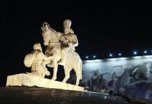 انتقاد از مجسمه جدید میدان انقلاب: ایده تکراری و کیفیت نامرغوب