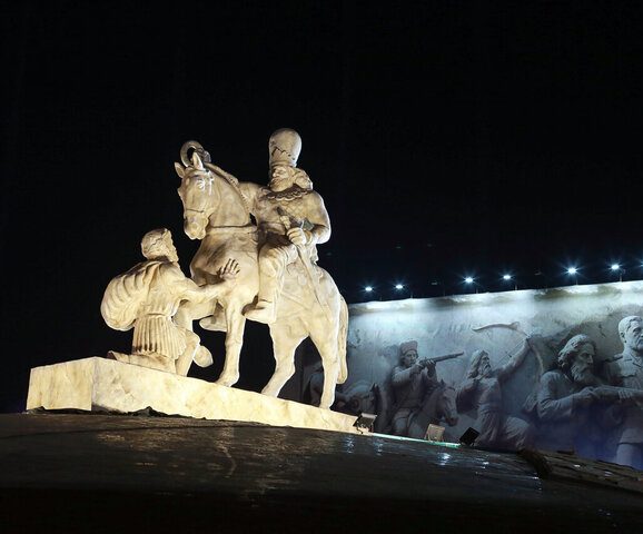 انتقاد از مجسمه جدید میدان انقلاب: ایده تکراری و کیفیت نامرغوب