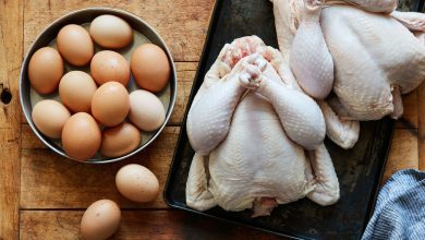 دولت در قانون بودجه ۱۴۰۴ با کاهش اعتبار بخش کالاهای اساسی از جمله نهاده‌های دامی به دنبال کاهش هزینه‌های خود بود؛ اما این امر منجر به هزینه سنگین‌تر و نابه‌سامانی بازار به ویژه در نیمه دوم سال شد. نهاده‌های دام و طیور یکی از الزامات آرامش بازار کالاهای اساسی از گوشت تا لبنیات است. نابه‌سامانی این محصولات التهاب را در سایر بازارها به دنبال خواهد داشت. در نتیجه صرفه‌جویی ارزی بخش کشاورزی، واردات نهاده‌های دامی دچار اختلال شد ضمن این که بخشی از اعتبارات امسال این محصولات صرف بدهی سال قبل شد. به گفته برخی تأمین کنندگان نهاده دامی، خرید اعتبار بدون پرداخت پول آن حتی باعث شد تا تجار خارجی از فروش نهاده دامی به طرف ایرانی خودداری کنند. همچنین در این بستر نیز تجار بزرگ با قدرت مالی، و پیش بینی که داشتند خرید نهاده دامی را انجام دادند؛ اما با این تفاوت که کشتی‌ها حامل بار در بنادر کشورهای همسایه ماندگار شدند. آنها به دنبال سود بیشتر از این بازار ملتهب، مبادرت به این امر کردند. در نهایت رصد هفتگی بازار کالاهای اساسی نشان می‌دهد، نوسان قیمتی فرآورده‌های لبنی به دو بازار گوشت مرغ و تخم مرغ نیز سرایت کرده و شاهد نرخ‌های متفاوت در این بازار هستیم. به عنوان مثال، ممکن است گوشت مرغ در یک هفته ۳ بار تغییر کند و این رفت و برگشت بین قیمت مصوب و نرخ ۱۵۵ هزار تومان در هر کیلو گرم، منجر به سردرگمی مردم شده است. جولان دلال‌ها و نابه‌سامانی بازار نهاده حبیب اسداله‌نژاد، مدیرعامل اتحادیه سراسری مرغداران گوشتی ایران در خصوص این نوسان قیمتی در بازار گوشت مرغ که در نیمه دوم سال نمود زیادی پیدا کرده است به خبرنگار مهر، گفت: مرغداری‌ها در تأمین نهاده‌های دامی شرایط سختی را می‌گذرانند و متأسفانه سویا دو برابر قیمت مصوب بازارگاه در حال تهیه شدن است. وی افزود: با وجود زیان، مرغداران محصولات خود را به قیمت مصوب ۱۳۷.۵۰۰ تومان عرضه می‌کنند و اگر افزایش قیمتی در بازار وجود دارد مربوط به شبکه توزیع است. این مسئول صنفی با بیان این که قیمت مصوب روی کاغذ است، گفت: این نرخ اعتباری ندارد زیرا مرغداران به شرطی قیمت مصوب را پذیرفتند که نرخ نهاده دامی نیز با قیمت مصوب توزیع شود. مدیرعامل اتحادیه سراسری مرغداران گوشتی ایران با بیان این که بازارگاه محل جولان دلال‌ها شده است، تصریح کرد: اگر دان مورد نیاز مرغداری‌ها با قیمت مصوب تأمین نشود طی روزهای آینده، با کاهش عرضه مواجه خواهیم بود و نابه‌سامانی در بازار این محصول پروتئینی بیشتر و قیمت‌ها بالاتر می‌رود. وی گفت: البته این امر هم طبیعی است زیرا هر جا با کاهش عرضه روبه‌رو شویم قیمت‌ها روند افزایشی به خود می‌گیرد. در چنین شرایطی واحدهای مرغداری چاره‌ای جز افزایش قیمت نخواهند داشت، در غیر این صورت باید تعطیل کنند. اسداله‌نژاد با اشاره به الزام توزیع نهاده دامی از طریق شرکت پشتیبانی امور دام اظهار کرد: چند روزی است که اعلام شده برای حذف دلال‌ها و عوامل توزیع که باعث رانت و التهاب در این بازار شده‌اند، قرار است نهاده دامی از طریق شرکت پشتیبانی امور دام انجام شود. حتی این تغییر هم مشکلی را حل نکرده و فقط روند توزیع نهاده دامی را بسیار کندتر از قبل کرده است؛ ضمن این که نهاده‌ای هم در بازارگاه عرضه نشده است. تفاوت قیمت مصوب نهاده دامی با بازار آزاد مدیرعامل اتحادیه سراسری مرغداران گوشتی ایران با اشاره به افزایش چند برابری قیمت نهاده‌های دام و طیور در بازار آزاد، عنوان کرد: در حالی که قیمت مصوب ذرت ۱۱.۳۰۰ هزار تومان است مرغدار به دلیل عدم عرضه از طریق بازارگاه باید آن را با نرخ ۳۴ تا ۳۵ هزار تومان از بازار آزاد تهیه کند. همچنین سویا که بین ۴۴ تا ۴۵ هزار تومان در بازار آزاد به فروش می‌رسد قیمت مصوب آن ۲۰.۹۰۰ تومان است. این مسئول صنفی با بیان این که با تمام این چالش‌ها مرغدار در حال عرضه گوشت مرغ به نرخ مصوب است و باید با همان نرخ هم به دست مصرف کننده برسد، گفت: اگر این پروتئین حیوانی با قیمت بالاتر به فروش می‌رسد به دلیل ضعف در بخش نظارت است نه تولید. نبود نهاده، مرغ‌ها را زودتر راهی کشتارگاه کرد وی درباره آمار جوجه‌ریزی هم اعلام کرد: جوجه‌ریزی بر اساس برنامه‌ها ادامه دارد و حتی جلوتر از برنامه‌ها جوجه‌ریزی می‌شود اما مسئله این است که در صورت عدم تأمین نهاده دامی به میزان کافی جوجه‌ریزی هم روند کاهشی خواهد داشت. مدیرعامل اتحادیه صنفی مرغ گوشتی کشور در پایان از کاهش وزن مرغ‌های در حال کشتار گفت و اظهار کرد: عدم تأمین کافی نهاده دامی سبب شده تا مرغداران مرغ‌ها را پیش از وزن استاندارد که حدود ۲.۶ تا ۲.۷ کیلو گرم است راهی کشتارگاه کنند. این مرغ‌ها بین ۲.۲ تا ۲.۳ کیلو گرم وزن دارند و حدود ۱۵ درصد کاهش گوشت مرغ در بازار به این موضوع برمی‌گردد.