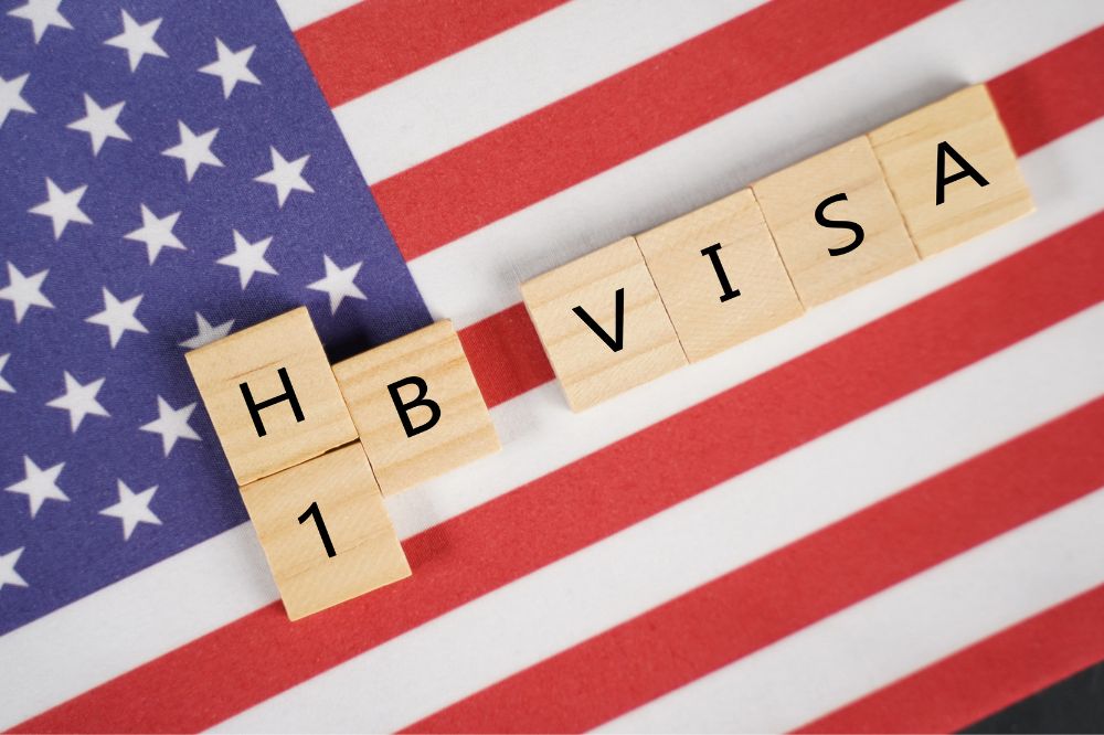 چگونه با ویزای H-1B به اقامت دائم آمریکا برسیم؟ - تصویر 1
