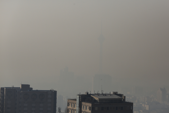 کاهش دما و وزش باد شدید در تهران؛ گرد و خاک همچنان ادامه دارد