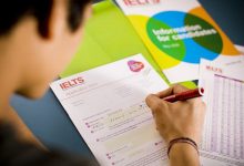 موسسه آیلتس تهران در اطلاعیه‌ای امروز (۱۴ آذر) اعلام کرده که IDP به دلیل شرایط مالی و مقرراتی خارج از اختیار مراکز ایرانی تصمیم گرفته است اجرای آزمون را از یازدهم بهمن ۱۴۰۴ متوقف کند. بر اساس این اطلاعیه، تمام رزروهای موجود طبق برنامه برقرار است و نتایج صادرشده همچنان در سراسر جهان معتبر خواهد بود. با این حال، هیچ برنامه‌ای برای ازسرگیری آزمون پس از تاریخ اعلام‌شده ارائه نشده است؛ موضوعی که نگرانی داوطلبان را افزایش داده است. این نخستین‌بار نیست که آیلتس در ایران با مشکل مواجه می‌شود. طی سال‌های گذشته، آزمون بارها تحت تأثیر عوامل مالی، اداری، سیاسی و بین‌المللی قرار گرفته و دوره‌های طولانی یا کوتاه‌مدتی از تعلیق را تجربه کرده است. مرورگر شما از ویدیو پلیر HTML پشتیبانی نمی‌کند :( از 5 سوت تا 5 گرم طلا ببر ( شانستو امتحان کن) طلا جایزه بگیر نخستین توقف جدی در سال ۱۳۹۱ رقم خورد؛ سالی که تشدید تحریم‌های بانکی مانع اصلی ارتباط مالی بین مراکز ایران و نهادهای بین‌المللی شد. این محدودیت‌ها باعث شد برخی مراکز نتوانند هزینه‌های ارزی دوره‌ای خود را به IDP و British Council منتقل کنند و آزمون برای مدتی متوقف شد. در سال ۱۳۹۴ نیز اختلافات اداری و فرآیندهای مجوزدهی داخلی موجب شد چند مرکز برگزاری آزمون فعالیت خود را برای مدتی محدود کنند. این توقف کوتاه‌مدت و بیشتر ناشی از تغییرات سازمانی و نظارتی بود. سال ۱۳۹۷ با بازگشت تحریم‌های امریکا علیه ایران، آیلتس دوباره دچار اختلال شد. مشکل اصلی در این دوره، انسداد یا تأخیر در انتقال ارز به حساب‌های خارجی نهادهای برگزارکننده بود. مراکز ایرانی مجبور شدند برنامه‌های آزمون را کاهش دهند و برخی جلسات آزمون لغو یا به تعویق افتاد. بحران جهانی کرونا در سال ۱۳۹۹ بزرگ‌ترین وقفه فراگیر در برگزاری آیلتس طی سال‌های اخیر را رقم زد. هم‌زمان با بسته‌شدن مراکز آموزشی، آزمون حضوری آیلتس در ایران و بسیاری از کشورهای دیگر به‌طور کامل متوقف شد و تنها پس از عبور از موج‌های نخست همه‌گیری، با ظرفیت محدود از سر گرفته شد. اما حساس‌ترین و پرتلاطم‌ترین دوره در کارنامه آیلتس ایران مربوط به سال‌های ۱۴۰۱ و ۱۴۰۲ است؛ دوره‌ای که در آن چند بار برگزاری آزمون به دلایل مختلف متوقف یا محدود شد. در آذر و دی ۱۴۰۱، نهادهای بین‌المللی برگزارکننده آزمون اعلام کردند که ضروری است ممتحران ایرانی دوباره وارد فرآیند تأیید و آموزش شوند. مسئله بازآموزی ممتحران و لزوم هم‌ترازی دوباره معیارهای نمره‌دهی باعث شد چند مرکز به‌طور ناگهانی درگاه ثبت‌نام را ببندند و تا تکمیل این مراحل، آزمون‌ها را برگزار نکنند. گزارش‌هایی که درباره اختلاف سطح نمره‌دهی بین مراکز ایرانی منتشر شده بود نیز به حساسیت IDP و British Council افزود و روند سخت‌گیری را تشدید کرد. در همین دوره، محدودیت‌های گسترده اینترنت بین‌المللی در ایران نیز مانع دیگری شد. مراکز ایرانی برای انتقال داده‌های آزمون شامل گزارش‌های امنیتی، فرم‌های ممتحران و اطلاعات داوطلبان با اختلال مواجه شدند. از آنجا که بخش مهمی از نظارت‌های بین‌المللی آزمون به ارسال آنلاین داده‌ها وابسته است، این محدودیت‌ها موجب لغو و تعویق چندباره آزمون‌های بخش اسپیکینگ و رایتینگ شد و بسیاری از داوطلبان با دریافت دیرهنگام نتایج خود روبه‌رو شدند. در بهار و تابستان ۱۴۰۲، بحران مالی و نوسانات شدید ارزی ضربه دیگری به آزمون زد. قیمت ارز ظرف مدت کوتاهی تغییر کرد و مراکز نتوانستند پرداخت‌های دوره‌ای خود را به IDP انجام دهند. از سوی دیگر، بانک‌ها انتقال وجه به حساب‌های خارجی را محدود کردند. نتیجه آن شد که برخی مراکز ثبت‌نام را متوقف کردند و برخی دیگر تعداد جلسات آزمون را به‌شدت کاهش دادند. در ادامه، از مهر تا آذر ۱۴۰۲، موضوعات مقرراتی و اداری داخلی نیز بر پیچیدگی ماجرا افزود. برخی مراکز مجبور شدند فرآیندهای تمدید مجوز یا بازبینی‌های متعدد سازمانی را طی کنند. همین مراحل باعث شد مراکز در چند دوره کوتاه فعالیت خود را متوقف کنند و داوطلبان با موج تازه‌ای از لغو آزمون‌ها مواجه شوند. مروری بر این وقایع نشان می‌دهد که آیلتس در ایران در یک دهه گذشته همواره درگیر چرخه‌ای از مشکلات مالی، مقرراتی، نظارتی و سیاسی بوده و داوطلبان ایرانی بیش از سایر کشورهای جهان با عدم قطعیت در دسترسی به این آزمون مواجه شده‌اند. تصمیم اخیر IDP نیز در ادامه همین روند و با اتکا به نگرانی‌های روزافزون بابت پایداری مالی و مقرراتی مراکز ایرانی اتخاذ شده است. اکنون، با اعلام توقف آزمون از بهمن ۱۴۰۴ و نبود هرگونه جدول زمانی برای بازگشت آن، آینده آیلتس در ایران در هاله‌ای از ابهام قرار دارد.