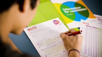 موسسه آیلتس تهران در اطلاعیه‌ای امروز (۱۴ آذر) اعلام کرده که IDP به دلیل شرایط مالی و مقرراتی خارج از اختیار مراکز ایرانی تصمیم گرفته است اجرای آزمون را از یازدهم بهمن ۱۴۰۴ متوقف کند. بر اساس این اطلاعیه، تمام رزروهای موجود طبق برنامه برقرار است و نتایج صادرشده همچنان در سراسر جهان معتبر خواهد بود. با این حال، هیچ برنامه‌ای برای ازسرگیری آزمون پس از تاریخ اعلام‌شده ارائه نشده است؛ موضوعی که نگرانی داوطلبان را افزایش داده است. این نخستین‌بار نیست که آیلتس در ایران با مشکل مواجه می‌شود. طی سال‌های گذشته، آزمون بارها تحت تأثیر عوامل مالی، اداری، سیاسی و بین‌المللی قرار گرفته و دوره‌های طولانی یا کوتاه‌مدتی از تعلیق را تجربه کرده است. مرورگر شما از ویدیو پلیر HTML پشتیبانی نمی‌کند :( از 5 سوت تا 5 گرم طلا ببر ( شانستو امتحان کن) طلا جایزه بگیر نخستین توقف جدی در سال ۱۳۹۱ رقم خورد؛ سالی که تشدید تحریم‌های بانکی مانع اصلی ارتباط مالی بین مراکز ایران و نهادهای بین‌المللی شد. این محدودیت‌ها باعث شد برخی مراکز نتوانند هزینه‌های ارزی دوره‌ای خود را به IDP و British Council منتقل کنند و آزمون برای مدتی متوقف شد. در سال ۱۳۹۴ نیز اختلافات اداری و فرآیندهای مجوزدهی داخلی موجب شد چند مرکز برگزاری آزمون فعالیت خود را برای مدتی محدود کنند. این توقف کوتاه‌مدت و بیشتر ناشی از تغییرات سازمانی و نظارتی بود. سال ۱۳۹۷ با بازگشت تحریم‌های امریکا علیه ایران، آیلتس دوباره دچار اختلال شد. مشکل اصلی در این دوره، انسداد یا تأخیر در انتقال ارز به حساب‌های خارجی نهادهای برگزارکننده بود. مراکز ایرانی مجبور شدند برنامه‌های آزمون را کاهش دهند و برخی جلسات آزمون لغو یا به تعویق افتاد. بحران جهانی کرونا در سال ۱۳۹۹ بزرگ‌ترین وقفه فراگیر در برگزاری آیلتس طی سال‌های اخیر را رقم زد. هم‌زمان با بسته‌شدن مراکز آموزشی، آزمون حضوری آیلتس در ایران و بسیاری از کشورهای دیگر به‌طور کامل متوقف شد و تنها پس از عبور از موج‌های نخست همه‌گیری، با ظرفیت محدود از سر گرفته شد. اما حساس‌ترین و پرتلاطم‌ترین دوره در کارنامه آیلتس ایران مربوط به سال‌های ۱۴۰۱ و ۱۴۰۲ است؛ دوره‌ای که در آن چند بار برگزاری آزمون به دلایل مختلف متوقف یا محدود شد. در آذر و دی ۱۴۰۱، نهادهای بین‌المللی برگزارکننده آزمون اعلام کردند که ضروری است ممتحران ایرانی دوباره وارد فرآیند تأیید و آموزش شوند. مسئله بازآموزی ممتحران و لزوم هم‌ترازی دوباره معیارهای نمره‌دهی باعث شد چند مرکز به‌طور ناگهانی درگاه ثبت‌نام را ببندند و تا تکمیل این مراحل، آزمون‌ها را برگزار نکنند. گزارش‌هایی که درباره اختلاف سطح نمره‌دهی بین مراکز ایرانی منتشر شده بود نیز به حساسیت IDP و British Council افزود و روند سخت‌گیری را تشدید کرد. در همین دوره، محدودیت‌های گسترده اینترنت بین‌المللی در ایران نیز مانع دیگری شد. مراکز ایرانی برای انتقال داده‌های آزمون شامل گزارش‌های امنیتی، فرم‌های ممتحران و اطلاعات داوطلبان با اختلال مواجه شدند. از آنجا که بخش مهمی از نظارت‌های بین‌المللی آزمون به ارسال آنلاین داده‌ها وابسته است، این محدودیت‌ها موجب لغو و تعویق چندباره آزمون‌های بخش اسپیکینگ و رایتینگ شد و بسیاری از داوطلبان با دریافت دیرهنگام نتایج خود روبه‌رو شدند. در بهار و تابستان ۱۴۰۲، بحران مالی و نوسانات شدید ارزی ضربه دیگری به آزمون زد. قیمت ارز ظرف مدت کوتاهی تغییر کرد و مراکز نتوانستند پرداخت‌های دوره‌ای خود را به IDP انجام دهند. از سوی دیگر، بانک‌ها انتقال وجه به حساب‌های خارجی را محدود کردند. نتیجه آن شد که برخی مراکز ثبت‌نام را متوقف کردند و برخی دیگر تعداد جلسات آزمون را به‌شدت کاهش دادند. در ادامه، از مهر تا آذر ۱۴۰۲، موضوعات مقرراتی و اداری داخلی نیز بر پیچیدگی ماجرا افزود. برخی مراکز مجبور شدند فرآیندهای تمدید مجوز یا بازبینی‌های متعدد سازمانی را طی کنند. همین مراحل باعث شد مراکز در چند دوره کوتاه فعالیت خود را متوقف کنند و داوطلبان با موج تازه‌ای از لغو آزمون‌ها مواجه شوند. مروری بر این وقایع نشان می‌دهد که آیلتس در ایران در یک دهه گذشته همواره درگیر چرخه‌ای از مشکلات مالی، مقرراتی، نظارتی و سیاسی بوده و داوطلبان ایرانی بیش از سایر کشورهای جهان با عدم قطعیت در دسترسی به این آزمون مواجه شده‌اند. تصمیم اخیر IDP نیز در ادامه همین روند و با اتکا به نگرانی‌های روزافزون بابت پایداری مالی و مقرراتی مراکز ایرانی اتخاذ شده است. اکنون، با اعلام توقف آزمون از بهمن ۱۴۰۴ و نبود هرگونه جدول زمانی برای بازگشت آن، آینده آیلتس در ایران در هاله‌ای از ابهام قرار دارد.