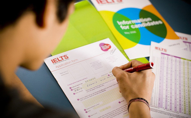 موسسه آیلتس تهران در اطلاعیه‌ای امروز (۱۴ آذر) اعلام کرده که IDP به دلیل شرایط مالی و مقرراتی خارج از اختیار مراکز ایرانی تصمیم گرفته است اجرای آزمون را از یازدهم بهمن ۱۴۰۴ متوقف کند. بر اساس این اطلاعیه، تمام رزروهای موجود طبق برنامه برقرار است و نتایج صادرشده همچنان در سراسر جهان معتبر خواهد بود. با این حال، هیچ برنامه‌ای برای ازسرگیری آزمون پس از تاریخ اعلام‌شده ارائه نشده است؛ موضوعی که نگرانی داوطلبان را افزایش داده است. این نخستین‌بار نیست که آیلتس در ایران با مشکل مواجه می‌شود. طی سال‌های گذشته، آزمون بارها تحت تأثیر عوامل مالی، اداری، سیاسی و بین‌المللی قرار گرفته و دوره‌های طولانی یا کوتاه‌مدتی از تعلیق را تجربه کرده است. مرورگر شما از ویدیو پلیر HTML پشتیبانی نمی‌کند :( از 5 سوت تا 5 گرم طلا ببر ( شانستو امتحان کن) طلا جایزه بگیر نخستین توقف جدی در سال ۱۳۹۱ رقم خورد؛ سالی که تشدید تحریم‌های بانکی مانع اصلی ارتباط مالی بین مراکز ایران و نهادهای بین‌المللی شد. این محدودیت‌ها باعث شد برخی مراکز نتوانند هزینه‌های ارزی دوره‌ای خود را به IDP و British Council منتقل کنند و آزمون برای مدتی متوقف شد. در سال ۱۳۹۴ نیز اختلافات اداری و فرآیندهای مجوزدهی داخلی موجب شد چند مرکز برگزاری آزمون فعالیت خود را برای مدتی محدود کنند. این توقف کوتاه‌مدت و بیشتر ناشی از تغییرات سازمانی و نظارتی بود. سال ۱۳۹۷ با بازگشت تحریم‌های امریکا علیه ایران، آیلتس دوباره دچار اختلال شد. مشکل اصلی در این دوره، انسداد یا تأخیر در انتقال ارز به حساب‌های خارجی نهادهای برگزارکننده بود. مراکز ایرانی مجبور شدند برنامه‌های آزمون را کاهش دهند و برخی جلسات آزمون لغو یا به تعویق افتاد. بحران جهانی کرونا در سال ۱۳۹۹ بزرگ‌ترین وقفه فراگیر در برگزاری آیلتس طی سال‌های اخیر را رقم زد. هم‌زمان با بسته‌شدن مراکز آموزشی، آزمون حضوری آیلتس در ایران و بسیاری از کشورهای دیگر به‌طور کامل متوقف شد و تنها پس از عبور از موج‌های نخست همه‌گیری، با ظرفیت محدود از سر گرفته شد. اما حساس‌ترین و پرتلاطم‌ترین دوره در کارنامه آیلتس ایران مربوط به سال‌های ۱۴۰۱ و ۱۴۰۲ است؛ دوره‌ای که در آن چند بار برگزاری آزمون به دلایل مختلف متوقف یا محدود شد. در آذر و دی ۱۴۰۱، نهادهای بین‌المللی برگزارکننده آزمون اعلام کردند که ضروری است ممتحران ایرانی دوباره وارد فرآیند تأیید و آموزش شوند. مسئله بازآموزی ممتحران و لزوم هم‌ترازی دوباره معیارهای نمره‌دهی باعث شد چند مرکز به‌طور ناگهانی درگاه ثبت‌نام را ببندند و تا تکمیل این مراحل، آزمون‌ها را برگزار نکنند. گزارش‌هایی که درباره اختلاف سطح نمره‌دهی بین مراکز ایرانی منتشر شده بود نیز به حساسیت IDP و British Council افزود و روند سخت‌گیری را تشدید کرد. در همین دوره، محدودیت‌های گسترده اینترنت بین‌المللی در ایران نیز مانع دیگری شد. مراکز ایرانی برای انتقال داده‌های آزمون شامل گزارش‌های امنیتی، فرم‌های ممتحران و اطلاعات داوطلبان با اختلال مواجه شدند. از آنجا که بخش مهمی از نظارت‌های بین‌المللی آزمون به ارسال آنلاین داده‌ها وابسته است، این محدودیت‌ها موجب لغو و تعویق چندباره آزمون‌های بخش اسپیکینگ و رایتینگ شد و بسیاری از داوطلبان با دریافت دیرهنگام نتایج خود روبه‌رو شدند. در بهار و تابستان ۱۴۰۲، بحران مالی و نوسانات شدید ارزی ضربه دیگری به آزمون زد. قیمت ارز ظرف مدت کوتاهی تغییر کرد و مراکز نتوانستند پرداخت‌های دوره‌ای خود را به IDP انجام دهند. از سوی دیگر، بانک‌ها انتقال وجه به حساب‌های خارجی را محدود کردند. نتیجه آن شد که برخی مراکز ثبت‌نام را متوقف کردند و برخی دیگر تعداد جلسات آزمون را به‌شدت کاهش دادند. در ادامه، از مهر تا آذر ۱۴۰۲، موضوعات مقرراتی و اداری داخلی نیز بر پیچیدگی ماجرا افزود. برخی مراکز مجبور شدند فرآیندهای تمدید مجوز یا بازبینی‌های متعدد سازمانی را طی کنند. همین مراحل باعث شد مراکز در چند دوره کوتاه فعالیت خود را متوقف کنند و داوطلبان با موج تازه‌ای از لغو آزمون‌ها مواجه شوند. مروری بر این وقایع نشان می‌دهد که آیلتس در ایران در یک دهه گذشته همواره درگیر چرخه‌ای از مشکلات مالی، مقرراتی، نظارتی و سیاسی بوده و داوطلبان ایرانی بیش از سایر کشورهای جهان با عدم قطعیت در دسترسی به این آزمون مواجه شده‌اند. تصمیم اخیر IDP نیز در ادامه همین روند و با اتکا به نگرانی‌های روزافزون بابت پایداری مالی و مقرراتی مراکز ایرانی اتخاذ شده است. اکنون، با اعلام توقف آزمون از بهمن ۱۴۰۴ و نبود هرگونه جدول زمانی برای بازگشت آن، آینده آیلتس در ایران در هاله‌ای از ابهام قرار دارد.