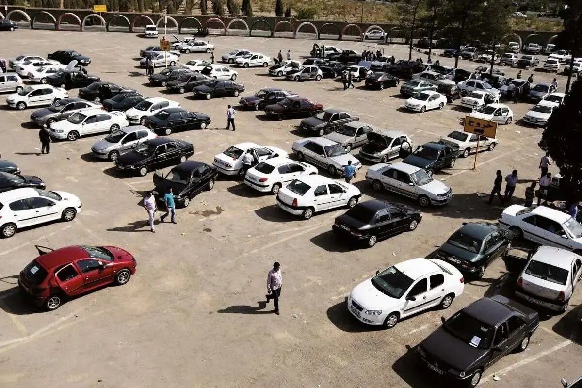 تأثیرات روانی نوسانات ارزی بر بازار خودرو: خریداران در حالت انتظار