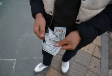 افزایش قیمت دلار؛ وقتی اقتصاد جهانی ناامن می‌شود و مردم به دارایی امن پناه می‌برند