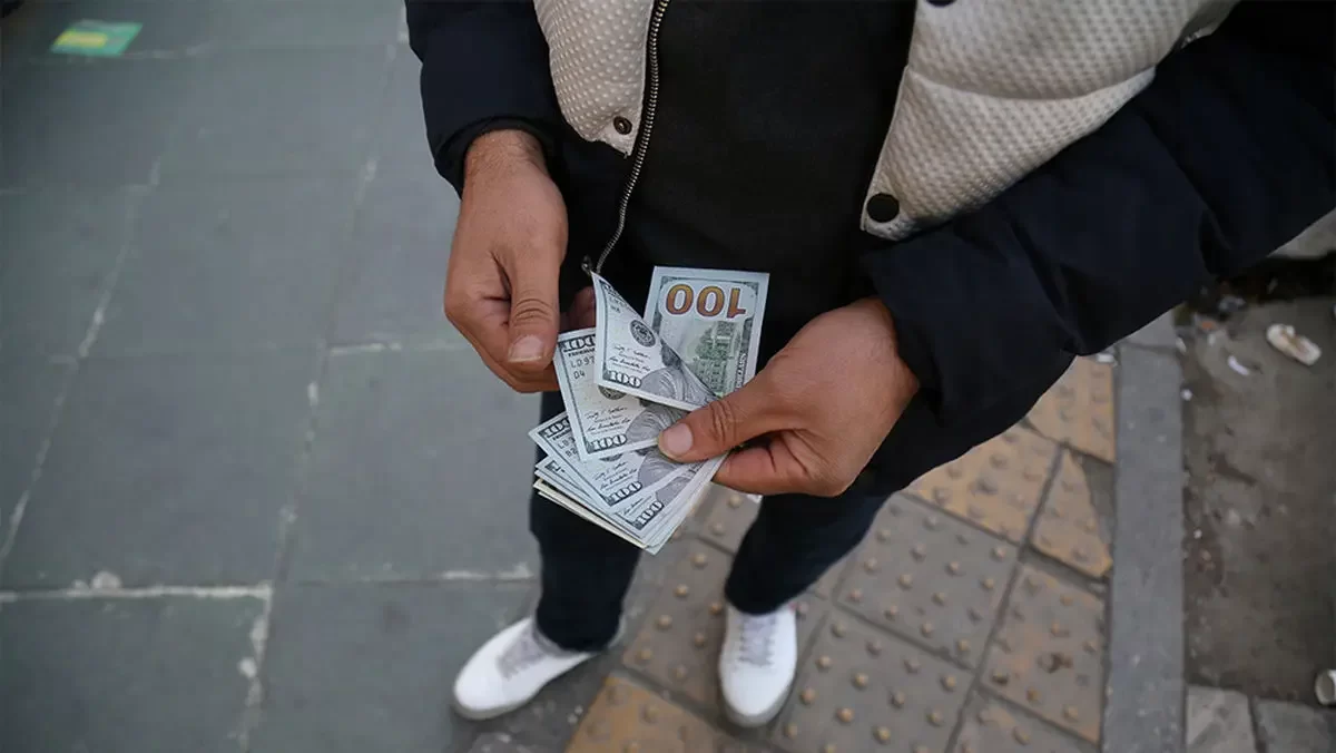 افزایش قیمت دلار؛ وقتی اقتصاد جهانی ناامن میشود و مردم به دارایی امن پناه میبرند