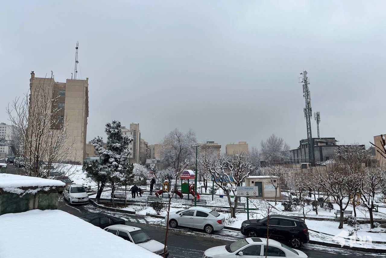 تهران سفیدپوش شد؛ کارشناسان: بارش برف آلودگی هوا را کاهش نداد