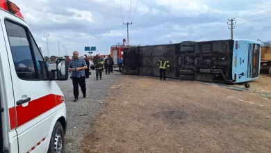 واژگونی اتوبوس در بزرگراه تهران-کرج: ۴ مصدوم و ترافیک سنگین