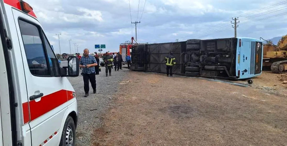 واژگونی اتوبوس در بزرگراه تهران-کرج: ۴ مصدوم و ترافیک سنگین