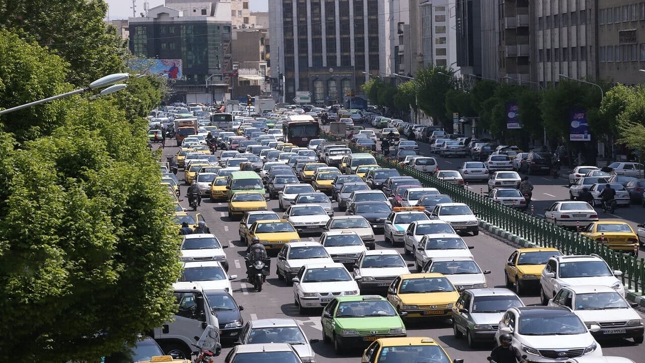 جریمه ۲۰۰ هزار تومانی برای خودروهای با پلاک زوج در تهران؛ بزرگراه‌ها با بار سنگین ترافیکی مواجه‌اند