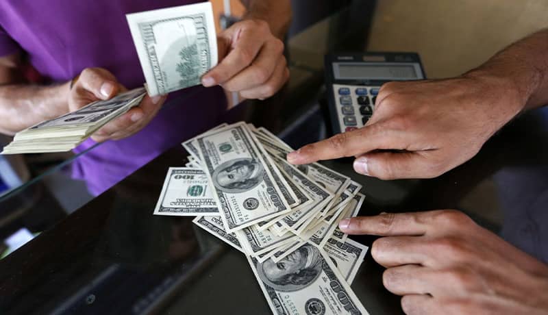 نرخ دلار بازار دوم به ۱۰۲ هزار تومان رسید؛ بانک مرکزی چگونه بازار را مدیریت میکند؟