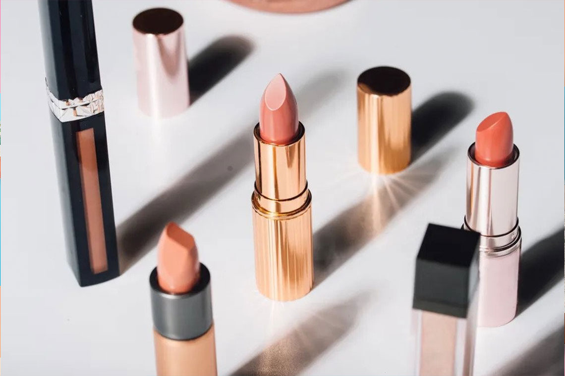 هشدار سازمان غذا و دارو: بلع ناخواسته رژلب و خطر فلزات سنگین برای سلامت زنان