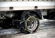 بارش برف در جاده چالوس؛ همراه داشتن زنجیر چرخ الزامی است