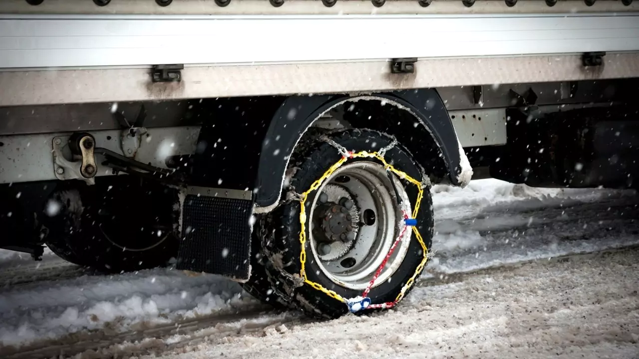 بارش برف در جاده چالوس؛ همراه داشتن زنجیر چرخ الزامی است