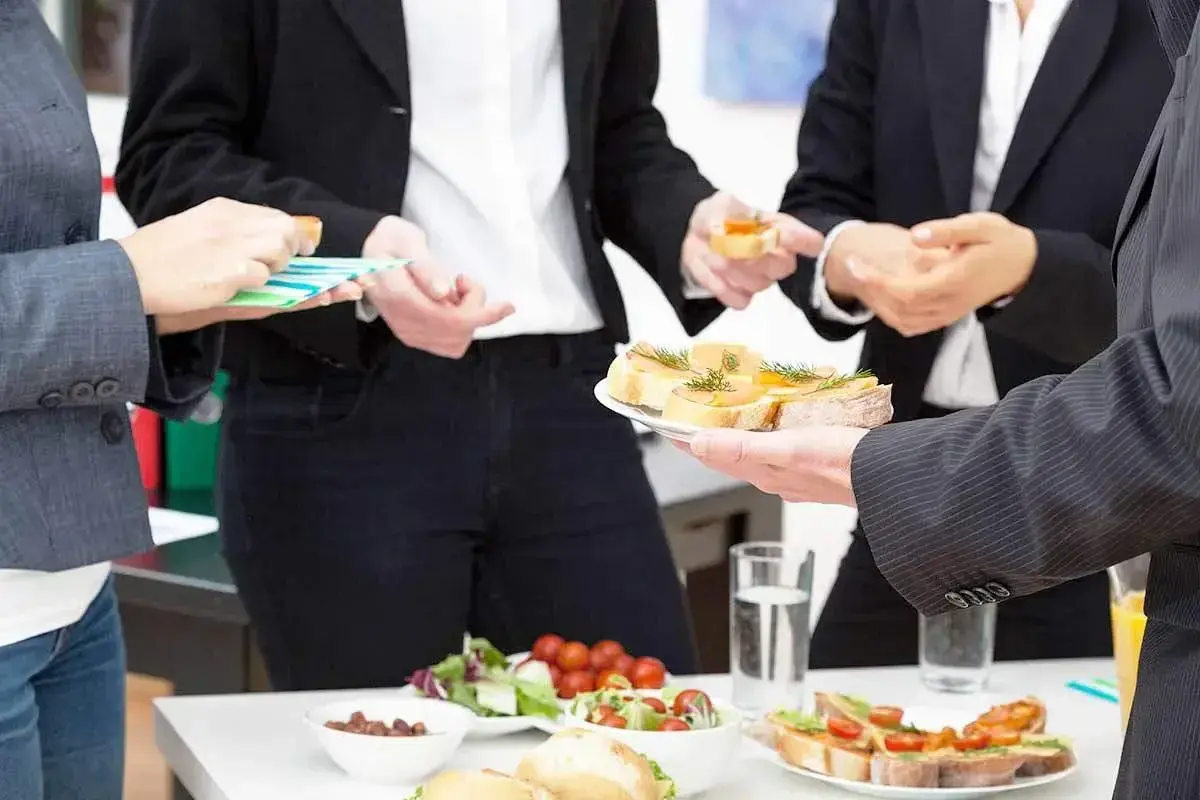 سرو میوه و شیرینی